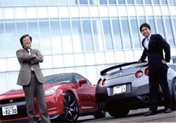 <strong>水野和敏</strong>●NISSAN GT-R車両開発主幹兼チーフ・プロダクト・スペシャリスト。1951年生まれ。72年、日産自動車入社。89年、ニッサンモータースポーツインターナショナル。2000年、第一車両開発部車両開発主幹。右は車体計画・設計グループ主担の鈴木信男氏。
