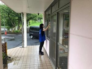 窓の清掃をする城戸さん。（写真提供＝ANA）