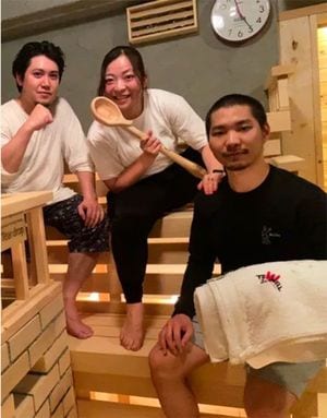 団体2位・WELLBE AUFGUSS TEAM。左から黒川氏、佐野氏、佐合氏。ウェルビー今池所属。演目テーマは「呪われた仮面」。使用アロマは「楠・月桃・柚子＆クロモジ」