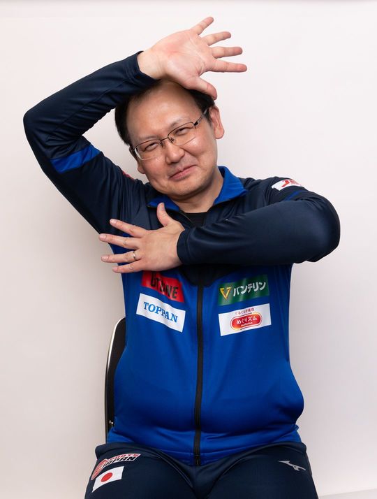 ユーモラスな“決めポーズ”をつくるアジア大会eスポーツ選手団最年長の澤田彰仁選手