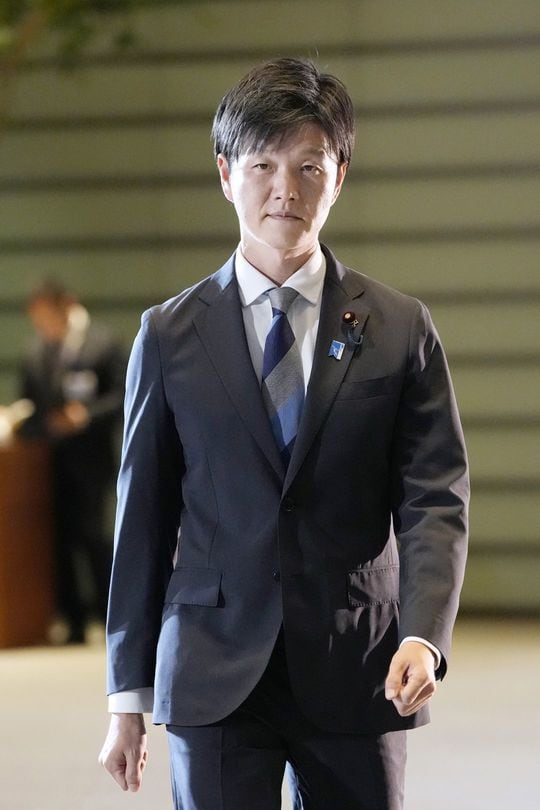 農相に決まり、首相官邸に入る鈴木憲和氏=2025年10月21日午後4時35分