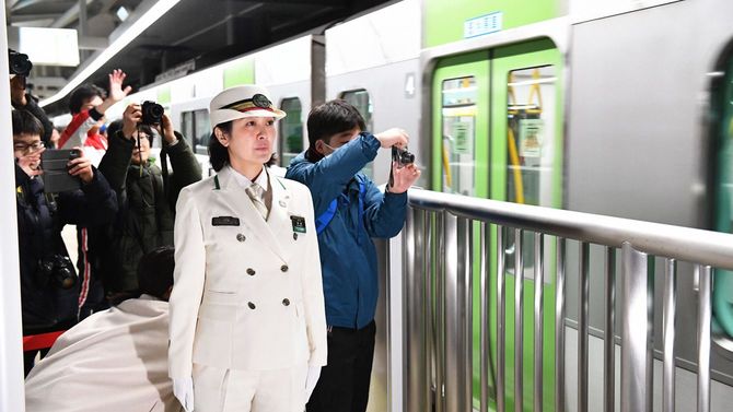 JR山手線「高輪ゲートウェイ駅」を出発する始発電車を見送る中村多香駅長＝2020年3月14日午前4時34分