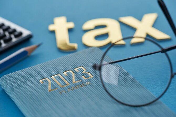 2023年の手帳と税の文字