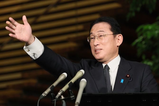 報道陣の取材に応じ、質問する記者を指名する岸田文雄首相＝2022年1月18日午後、首相官邸