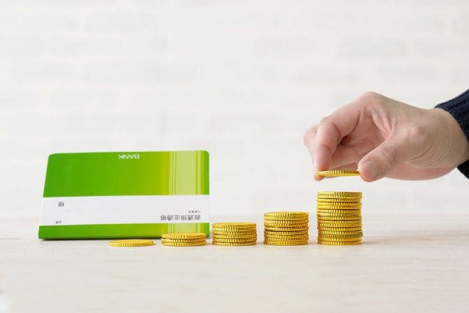 通帳と積み重ねたコイン