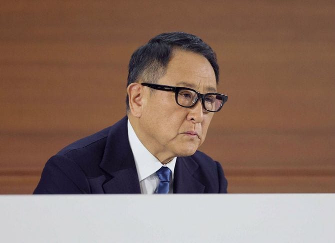 記者会見で厳しい表情をみせるトヨタ自動車の豊田章男会長=2024年1月30日、名古屋市西区