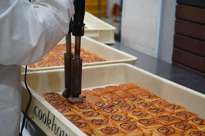 ミルクパンがおかんパンに変貌する瞬間。一つ一つ手作業で焼き印されている。