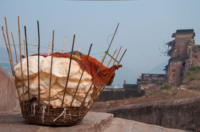 ジャイプールの通りでバスケットで販売されているライスパパッド