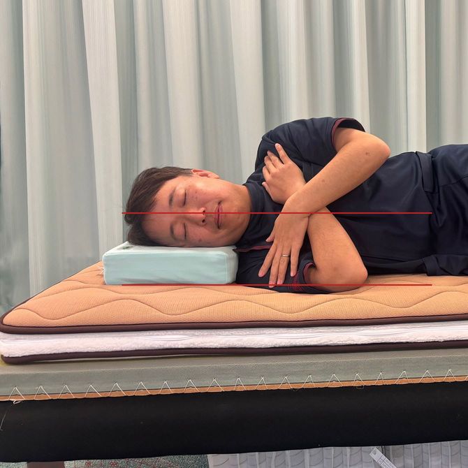 【写真1】正しい姿勢がつくれていれば、その線が床面と平行になっている