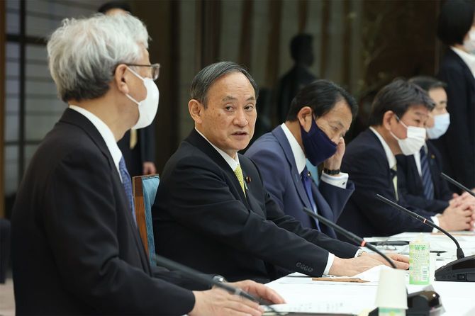 気候変動対策推進のための有識者会議で、伊藤元重座長(左端)を見る菅義偉首相(左から2人目)=2021年3月31日、首相官邸