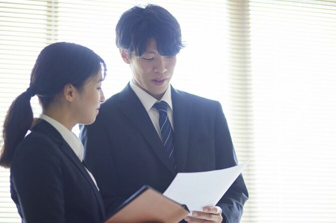 オフィスで働くスーツ姿の男女