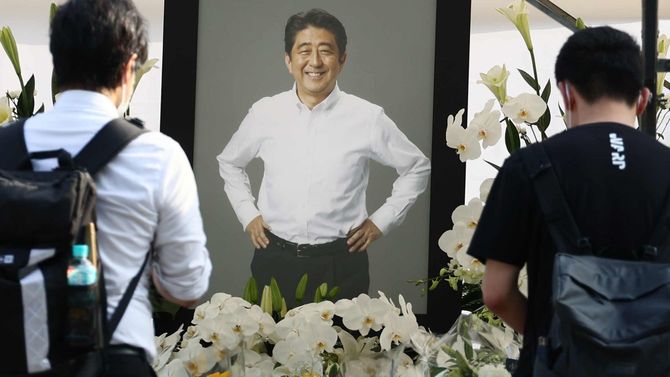 安倍晋三元首相の通夜が営まれる増上寺で、一般献花場に花を手向ける人たち=2022年7月11日午後、東京都港区