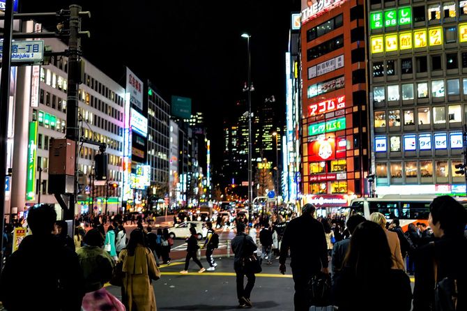 新宿駅南口から西に向かう