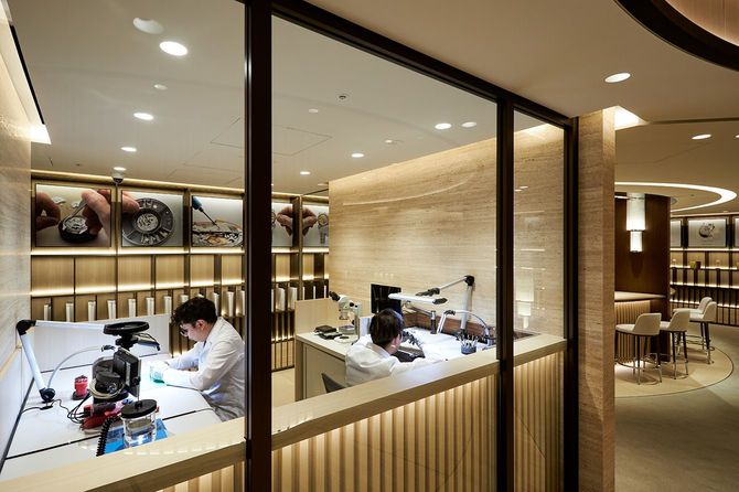 「ロレックス ブティック レキシア 銀座本店」にはワークショップが併設。スイス本社監修のトレーニングを受けた時計技術者が常駐し、さまざまなメンテナンスを行える設備が整う。