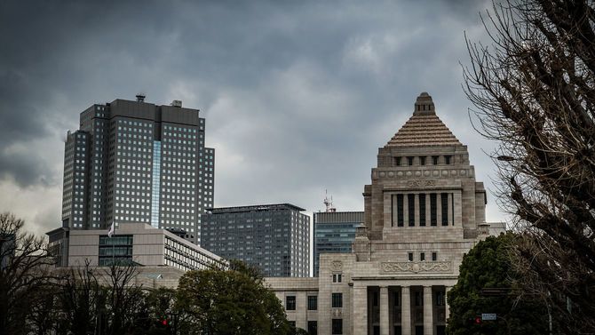 曇り空と国会議事堂