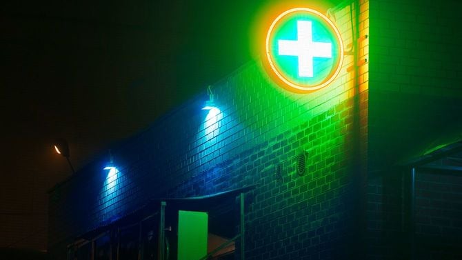 夜の霧と薬局のマーク