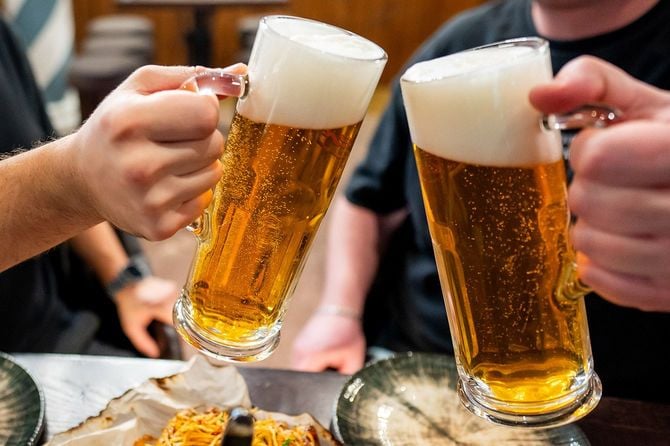 ビールジョッキで乾杯