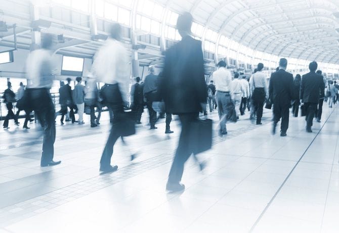 歩行者通路を歩く通勤者