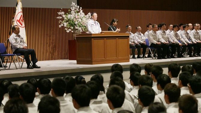 トヨタ自動車の入社式であいさつする豊田章男社長（壇上左から2人目）。同左端は内山田竹志会長＝2015年4月1日、愛知県豊田市の同社本社
