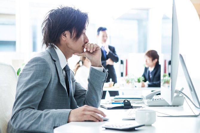 オフィスでパソコンを見るビジネスマン