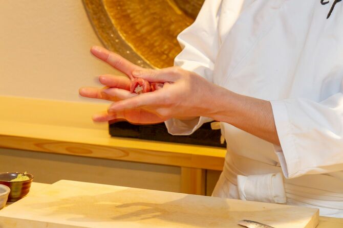 寿司を握る職人の手元