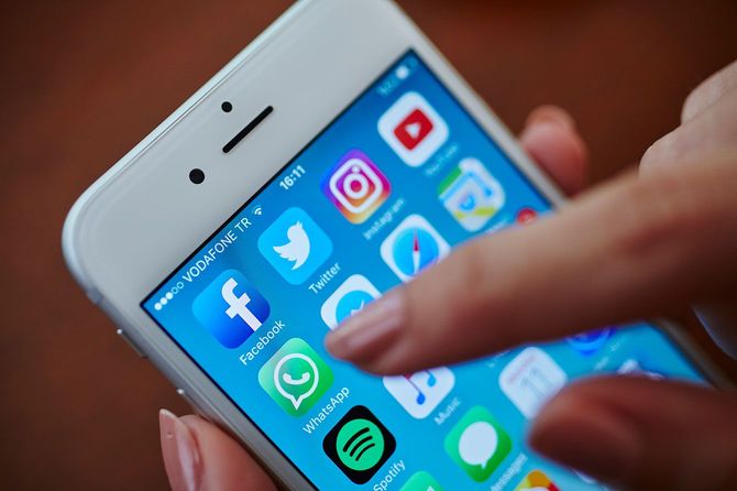 スマホを操作する手元