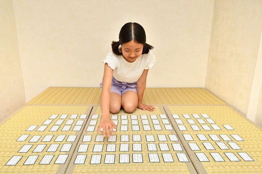百人一首をする子ども