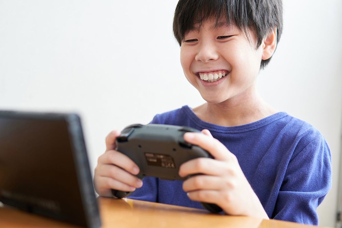 ゲームをしている日本の小学生