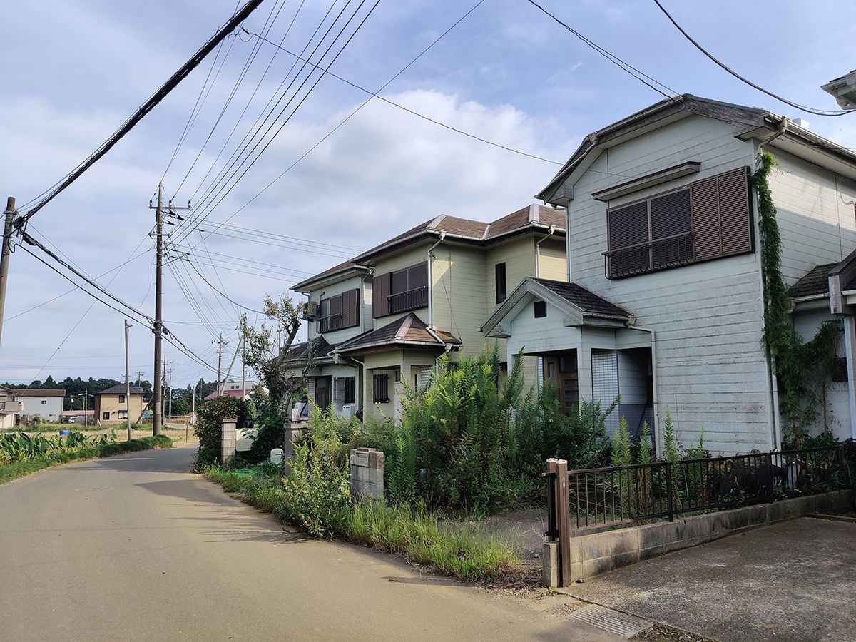 一般の不動産業者が中古住宅として販売してもおかしくない築年の家屋が、なぜか空き家として放置されている。（千葉県八街市東吉田）