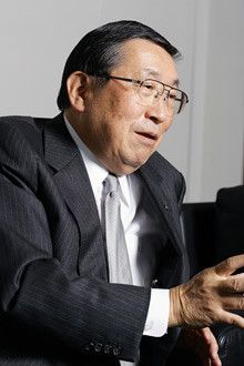 <strong>キリンビール会長 荒蒔康一郎</strong><br>1939年生まれ。64年東大農学部卒。キリンビール入社。79年小岩井乳業出向。94年キリンビール取締役、97年常務、医薬品事業本部長。専務、医薬カンパニー社長を経て、2001年3月社長就任。06年会長就任。