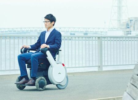 誰もが乗りたくなる！ 便利でスマートな電動車いす「WHILL」 | PRESIDENT Online（プレジデントオンライン）