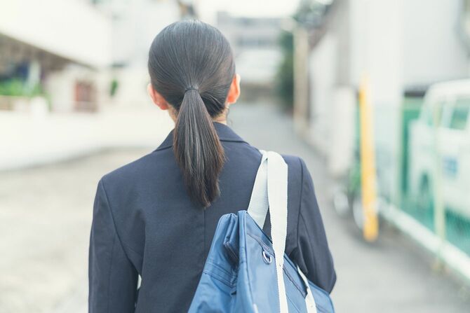 通りを歩くアジアの女子高生。