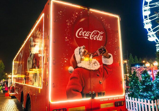 コカ・コーラを飲んでいるサンタの絵が描かれているトラック