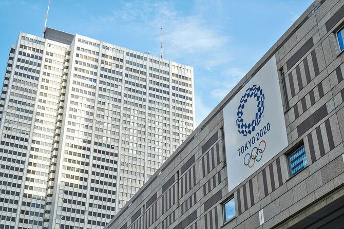 東京都庁とオリンピックエンブレム