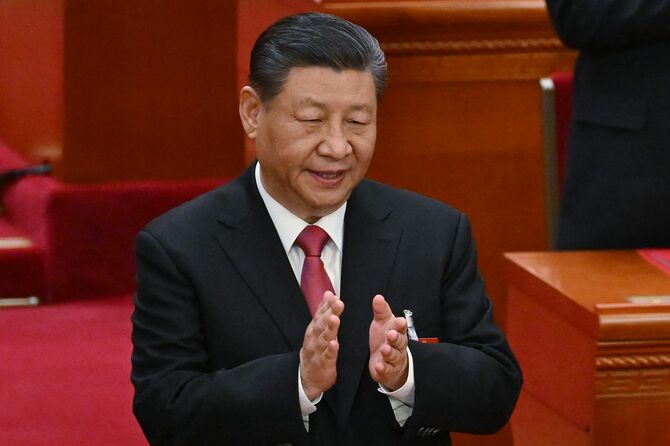 2024年3月11日、北京の人民大会堂で第14期全国人民代表大会（全人代）閉会式が終わり、拍手を送る習近平国家主席。