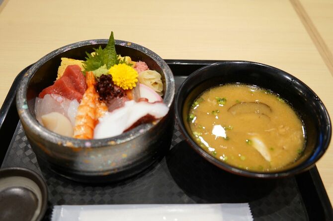 記者が食した「魚々屋たかぎ」の海鮮丼（梅）。あら汁がついて2600円だった