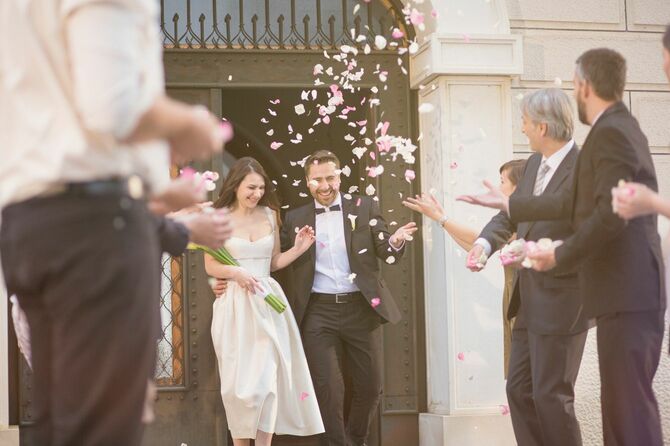 教会から出てきた二人に、ゲストがバラの花びらを投げて終わる結婚式。