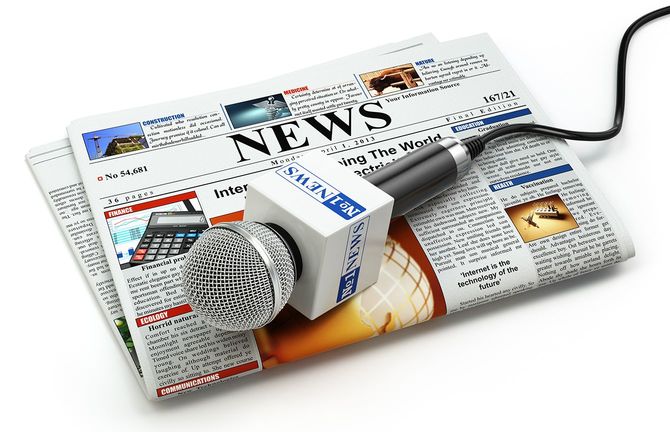 ニュースやジャーナリズムのコンセプトが光ります。マイクロフォン、新聞絶縁型