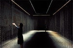 東芝が出展した「LEDアート」。“水のカーテン”が無数のLEDによって様々に表情を変化させる。