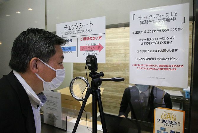 大阪市立美術館で行われる「フランス絵画の精華」展の会場入り口に設置されたサーモグラフィー＝2020年5月25日、大阪市天王寺区