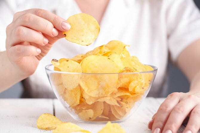 ポテトチップスを手に取る人