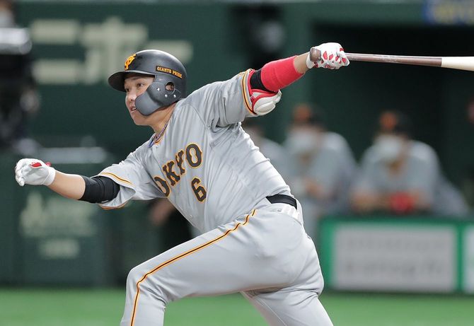 1回、適時二塁打を放つ巨人の坂本勇人=2022年7月5日、東京ドーム