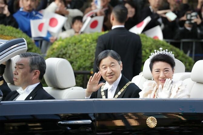 天皇陛下の即位を披露する「祝賀御列の儀」で手を振られる天皇皇后両陛下(2019年11月10日)