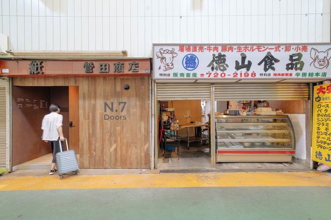商店街の空き店舗を客室として活用(写真左)