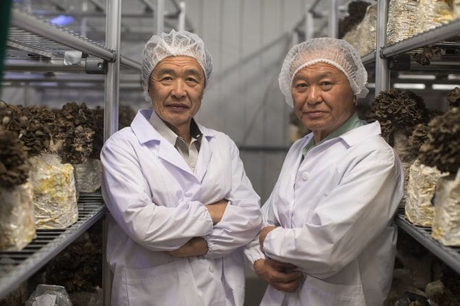 大平さん（左）と弟の安夫さん