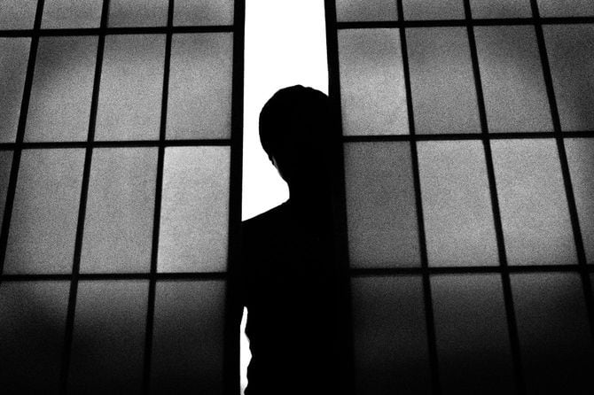 障子から覗く男のシルエット