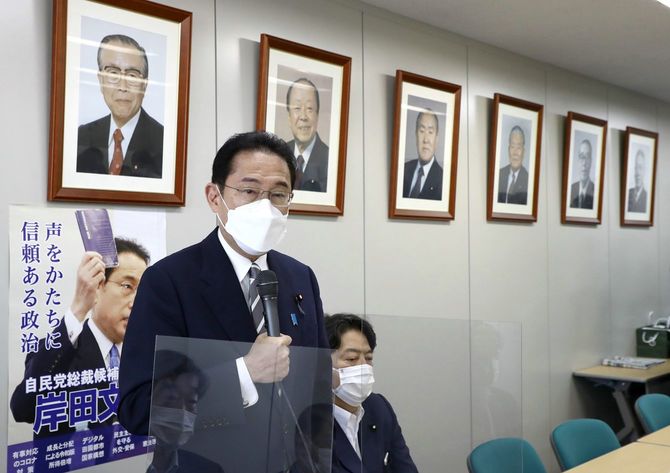 自民党岸田派（宏池会）の会合で発言する岸田文雄総裁（左）＝2021年9月30日、東京・永田町［代表撮影］