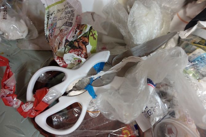 ゴミの山から出てきたハサミ