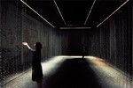 東芝が出展した「LEDアート」。“水のカーテン”が無数のLEDによって様々に表情を変化させる。