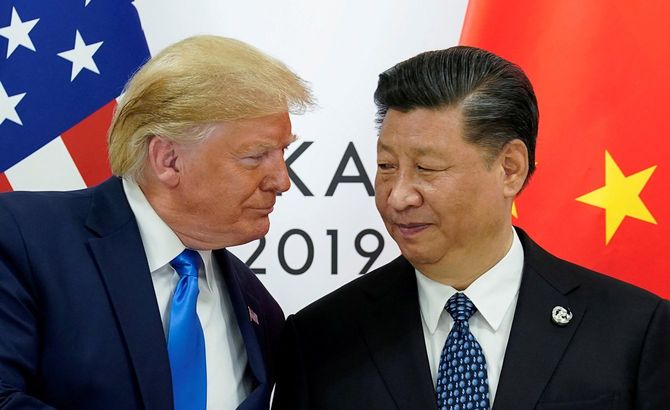 2019年6月、大阪で首脳会談に臨むトランプ米大統領（左）と中国の習近平国家主席